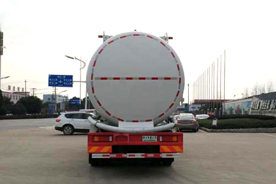 东风天龙国六后双桥29.4方粉粒物料运输车正后图