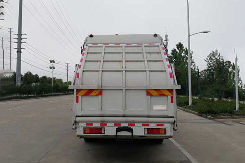 东风天龙KL国六后双桥压缩式垃圾车正后方图