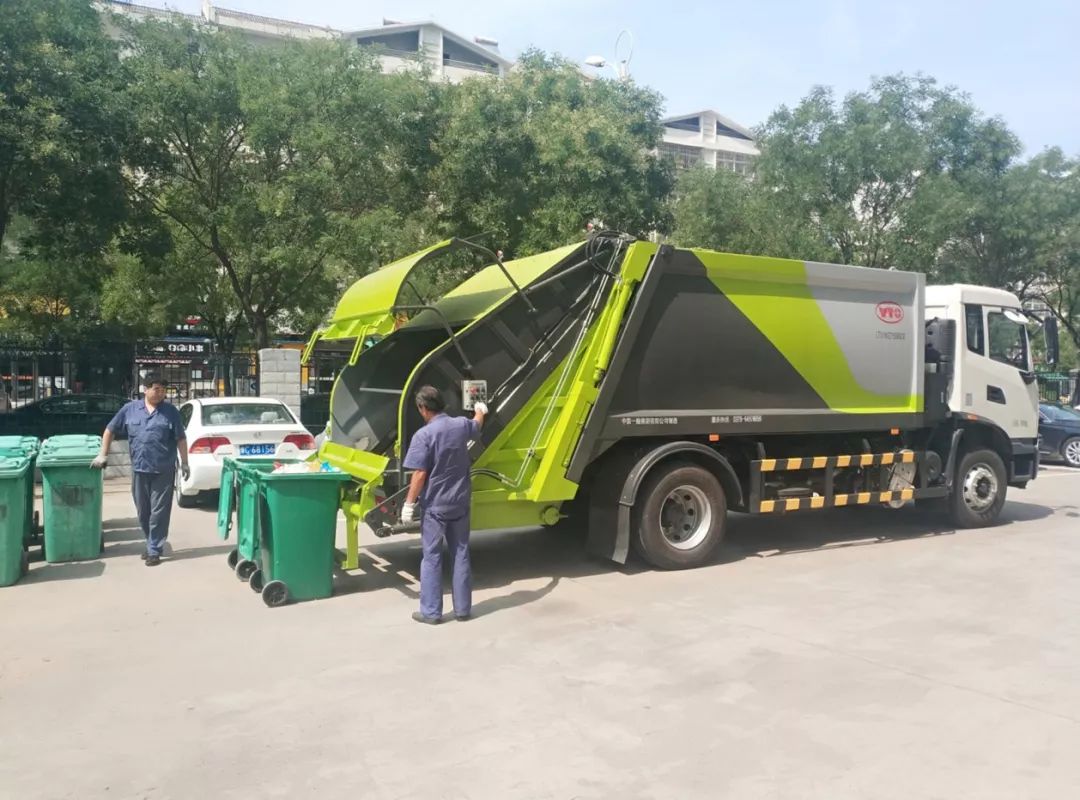 东方红国六环卫车40秒完成两桶垃圾的收集装车