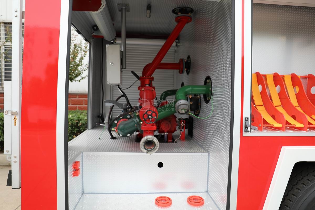 东风多利卡双排2.6方水罐消防车消防泵