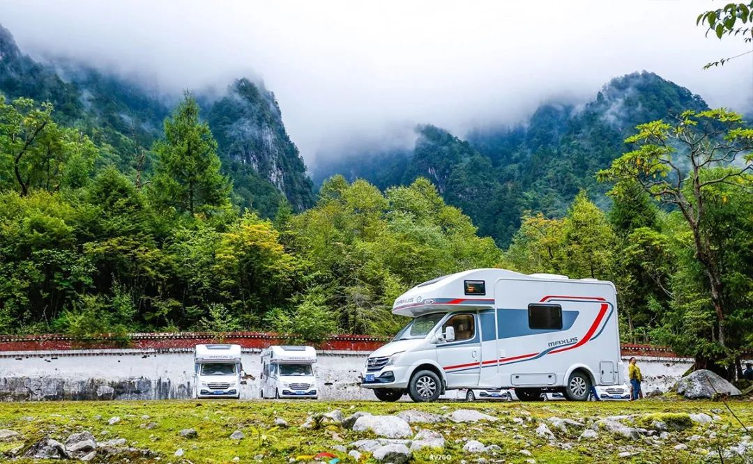 浙江奕信行鉑馳旅4-6座C型居車(chē)伴您領(lǐng)略祖國(guó)河山