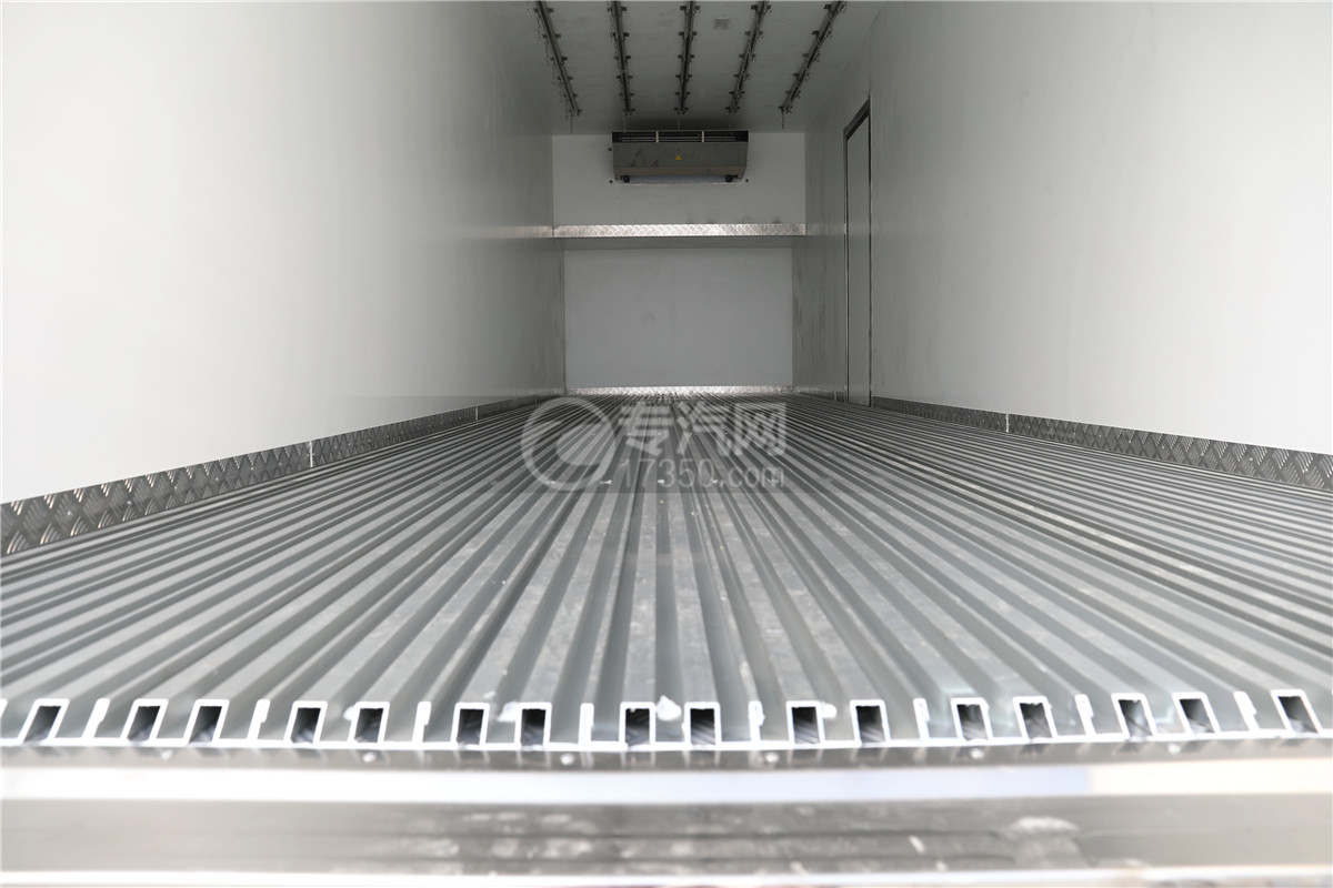 福田欧曼EST前四后八9.45米冷藏车厢体内部底板图