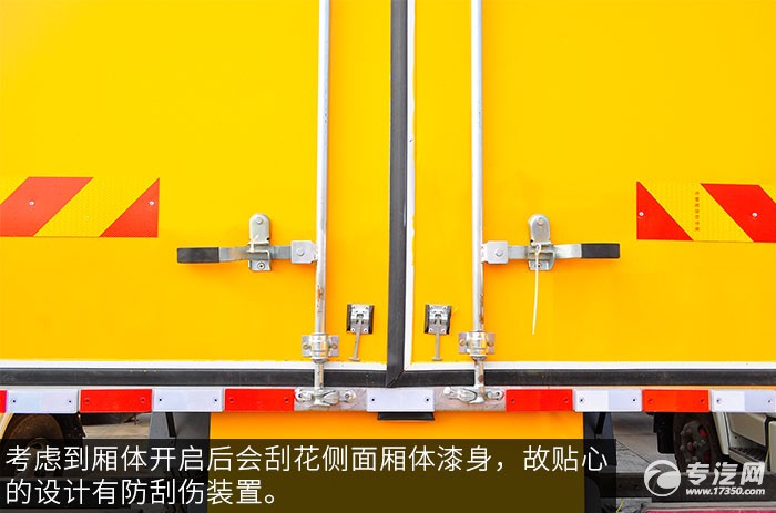 福田欧曼ETX易燃液体运输车评测之性能篇货箱门细节