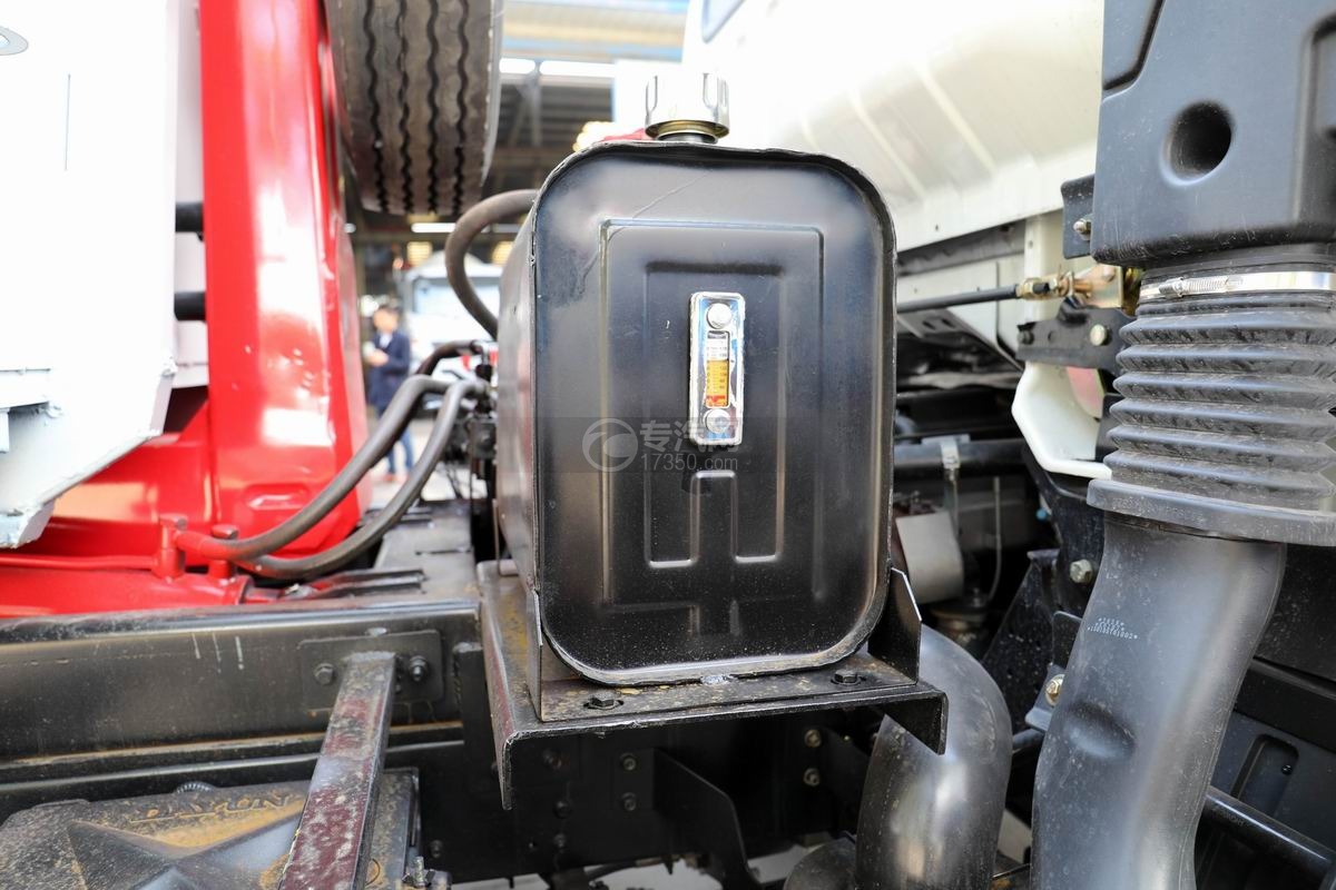 大运新奥普力国六车厢可卸式垃圾车液压油箱