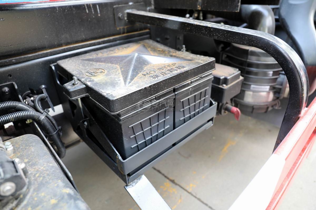 大运新奥普力国六车厢可卸式垃圾车蓄电池