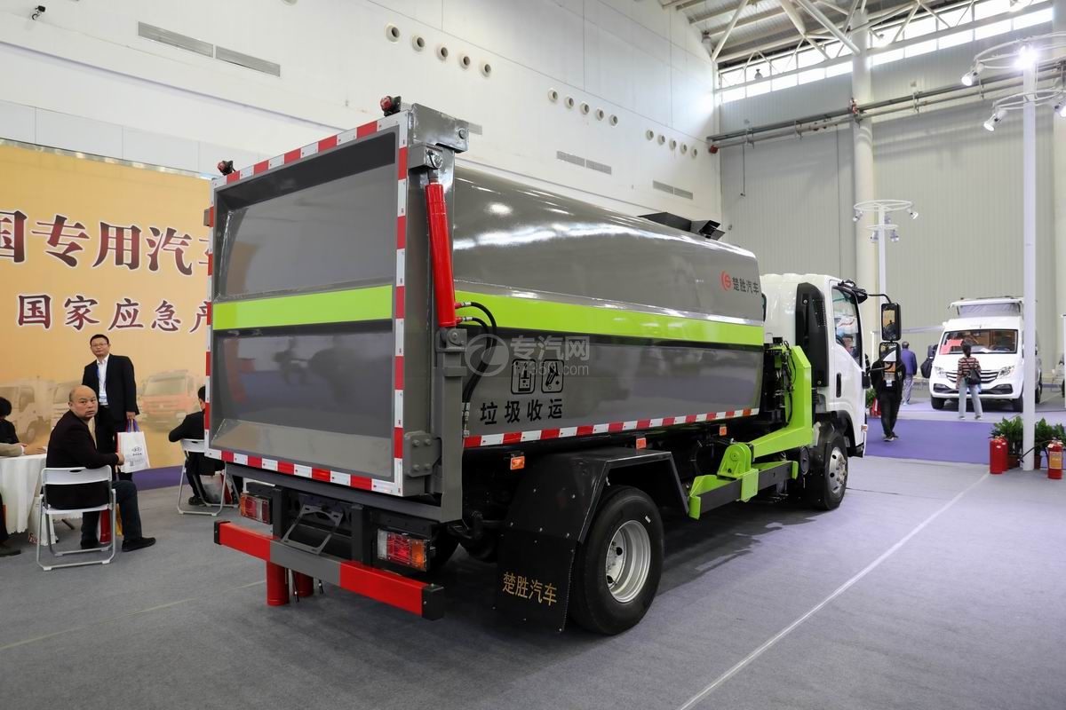 庆铃五十铃ELF智能机械臂自装卸式垃圾车侧后方图