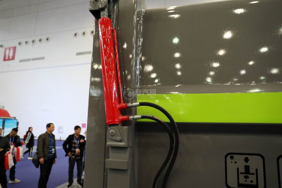 庆铃五十铃ELF智能机械臂自装卸式垃圾车液压缸