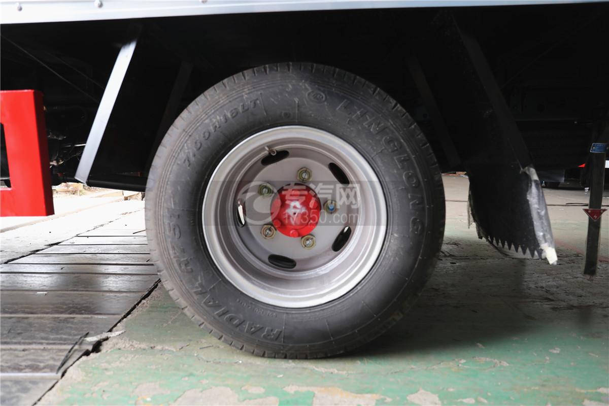 东风凯普特K6国六4.1米易燃气体厢式运输车轮胎图