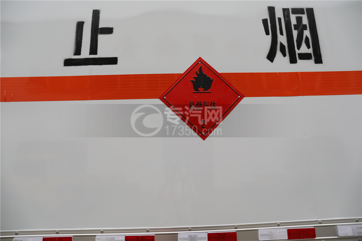东风天锦国六6.6米易燃气体厢式运输车危险标识图