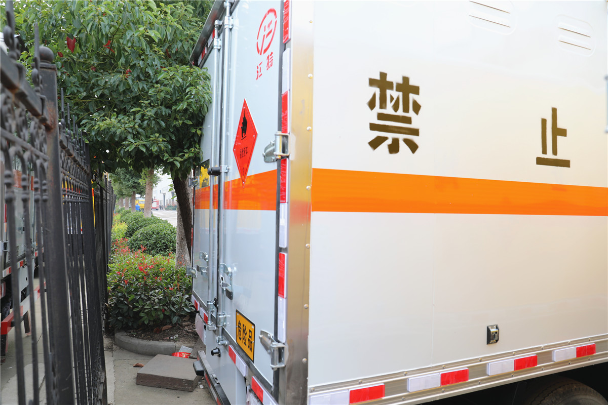 福田奥铃CTX国五4.11米易燃液体厢式运输车后门图
