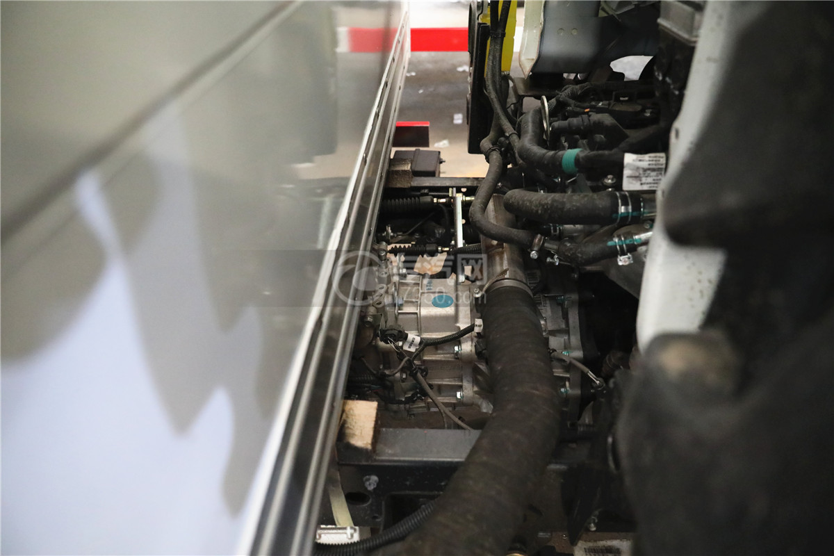 跃进小福星S70国六3.35米易燃液体厢式运输车变速箱图