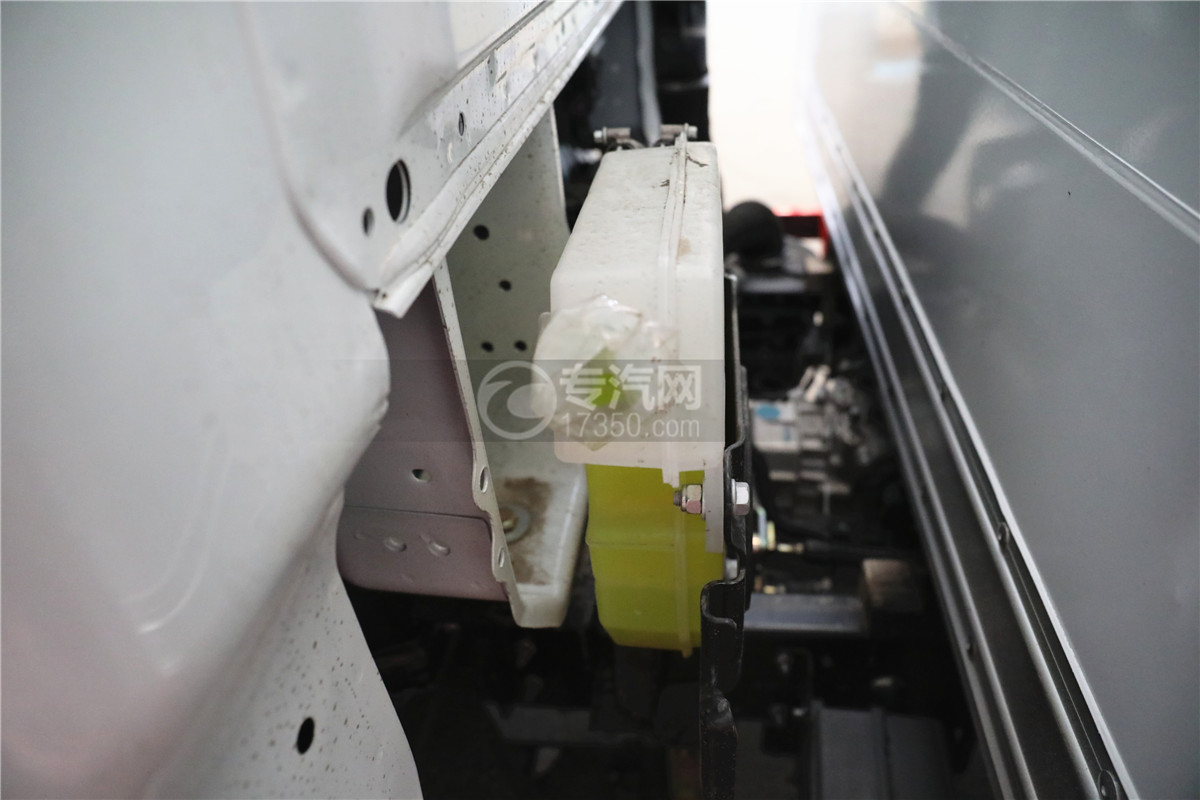 跃进小福星S70国六3.35米易燃液体厢式运输车防冻液图