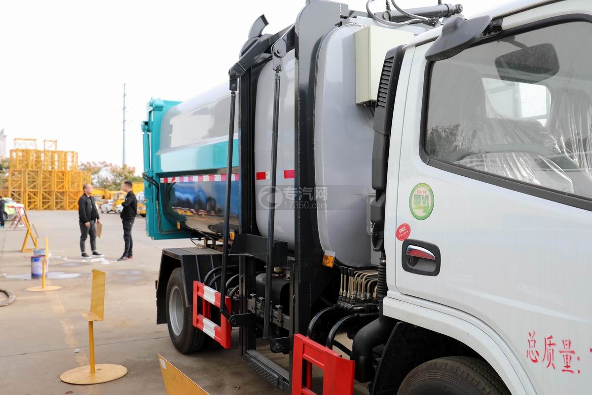 东风多利卡国六自装卸式垃圾车上料机构