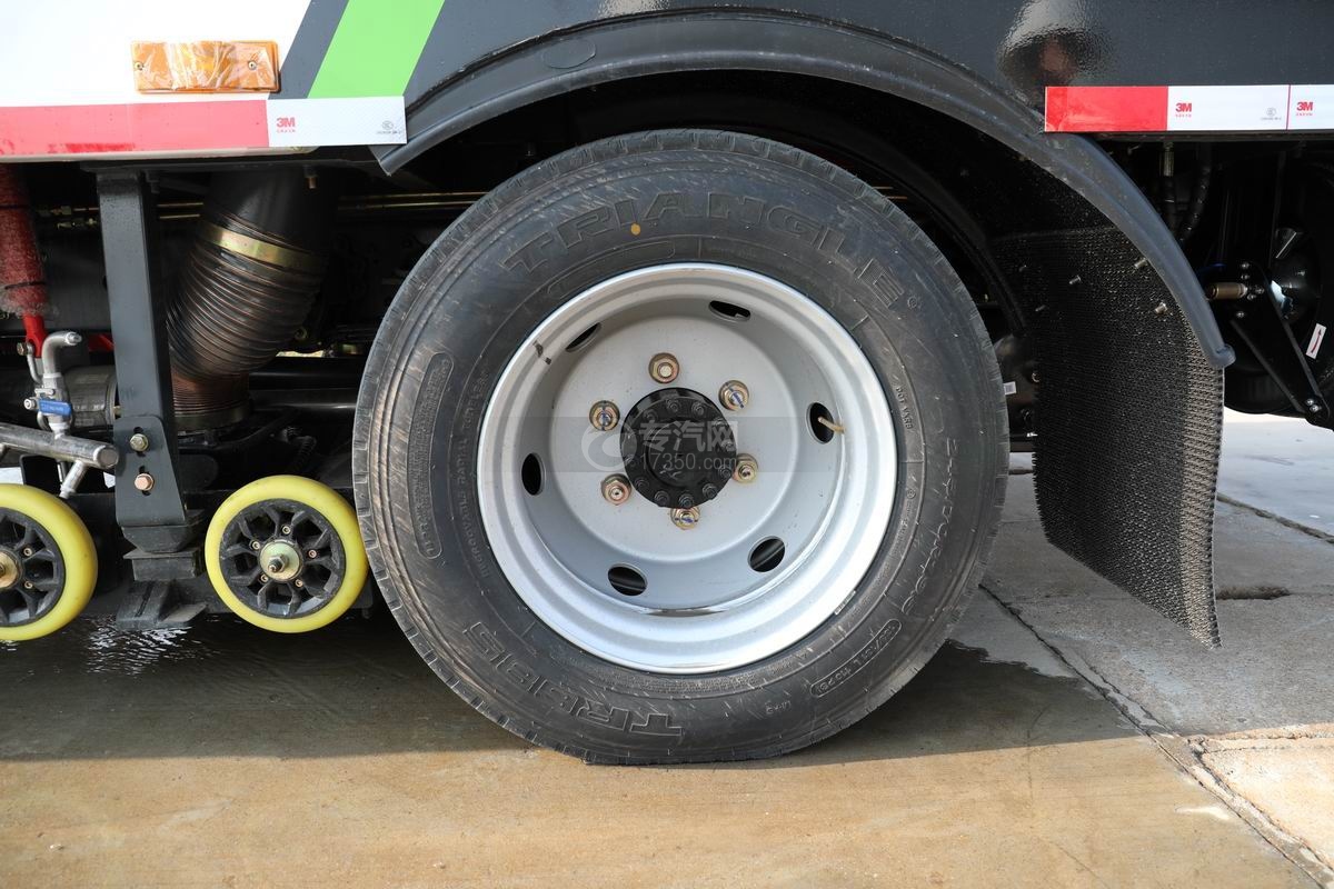 国六东风凯普特K7洗扫车带路面清洗轮胎