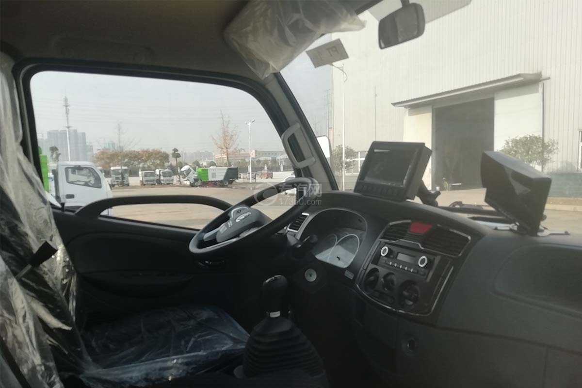 东风多利卡D6国六吸尘车带扫刷驾驶室内部图