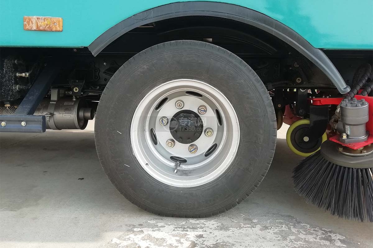 东风多利卡D6国六吸尘车带扫刷轮胎