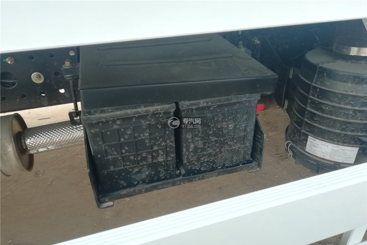 陕汽轩德X9国五4.05米冷藏车电池