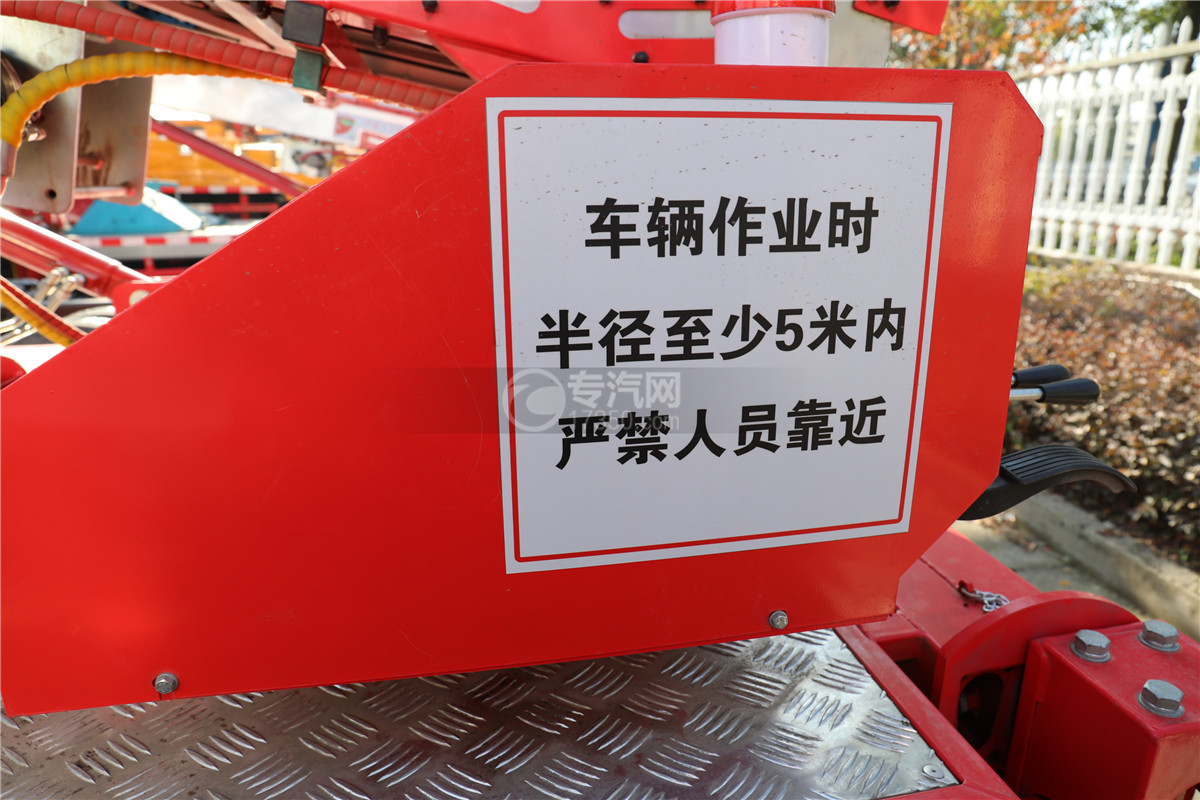 江铃顺达双排国六32米云梯搬家作业车警告提示