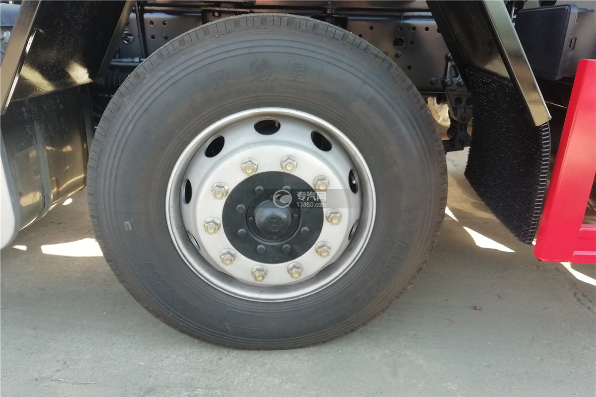解放焊V前四后六国六18.1方腐蚀性物品罐式运输车（白色）轮胎