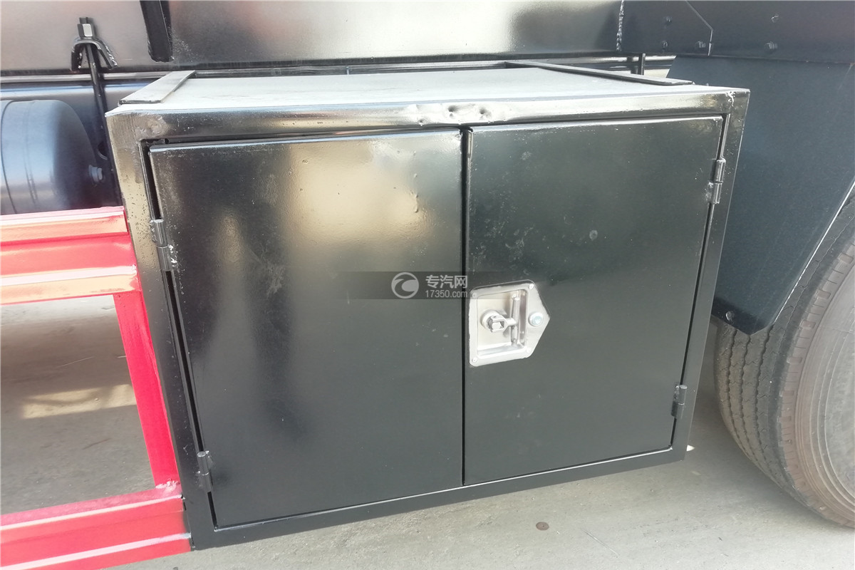 解放焊V前四后六国六18.1方腐蚀性物品罐式运输车（白色）右工具箱