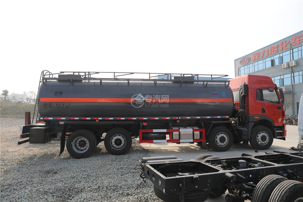 解放焊V前四后六国六18.1方腐蚀性物品罐式运输车（红色）右侧图
