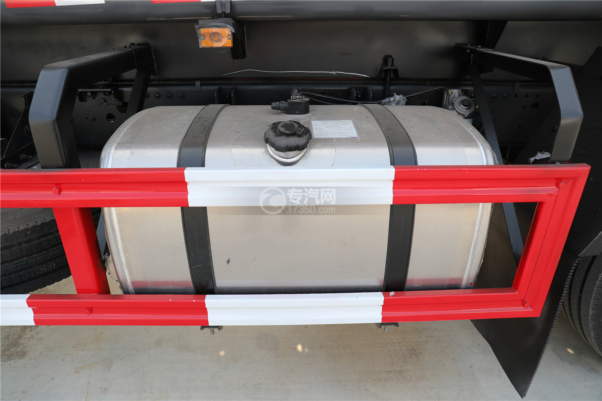 解放焊V前四后六国六18.1方腐蚀性物品罐式运输车（红色）油箱
