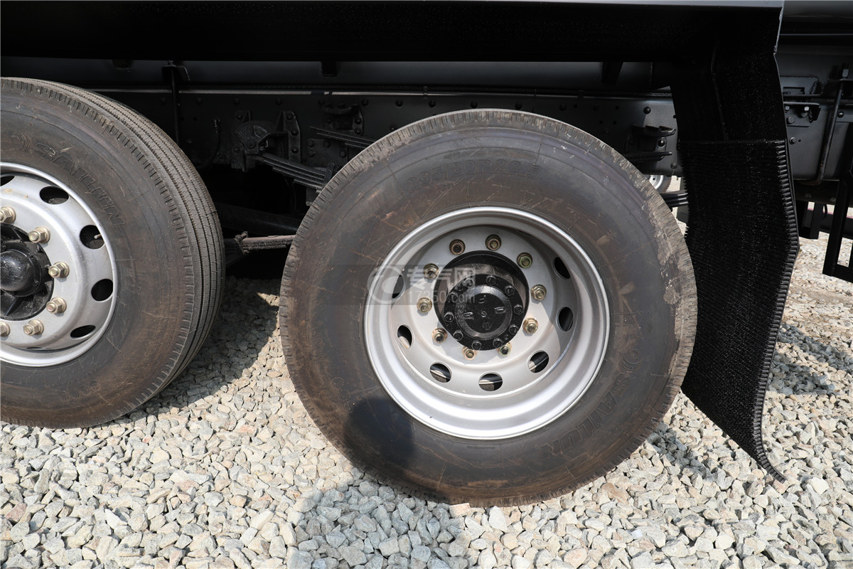 解放焊V前四后六国六18.1方腐蚀性物品罐式运输车（红色）轮胎