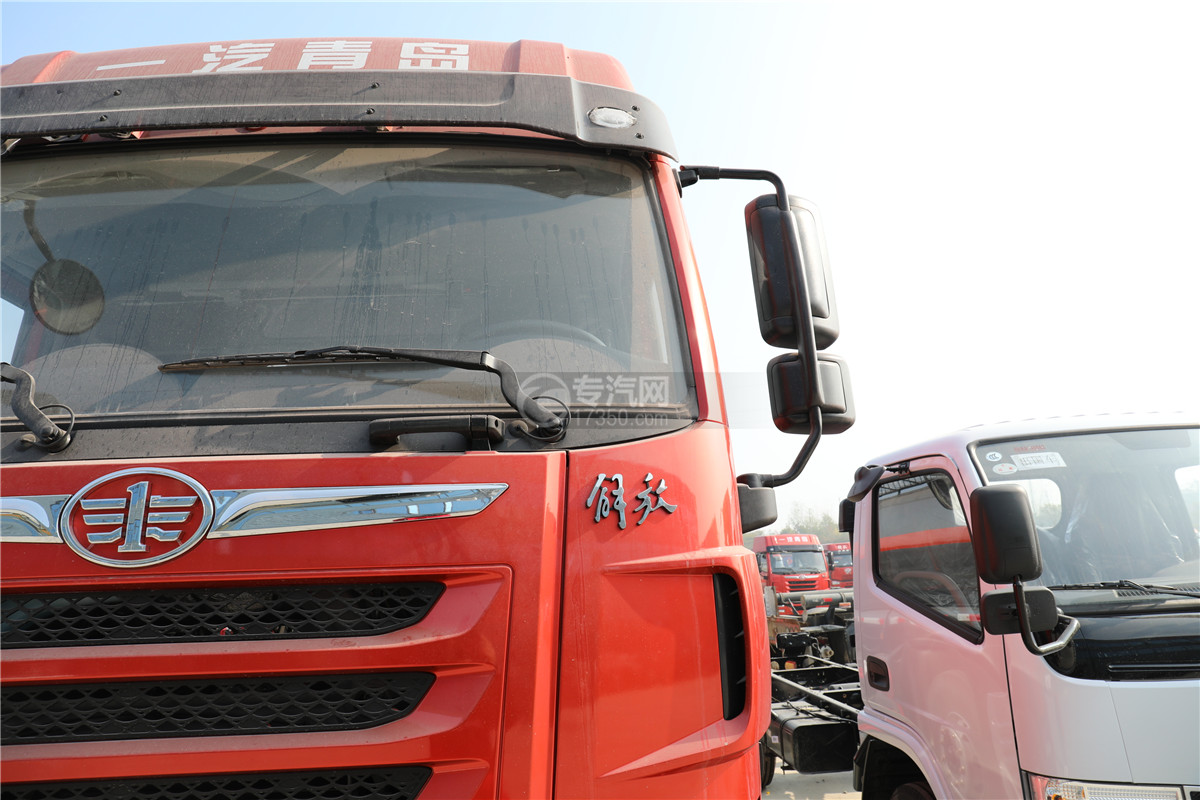 解放焊V前四后六国六18.1方腐蚀性物品罐式运输车（红色）左后视镜