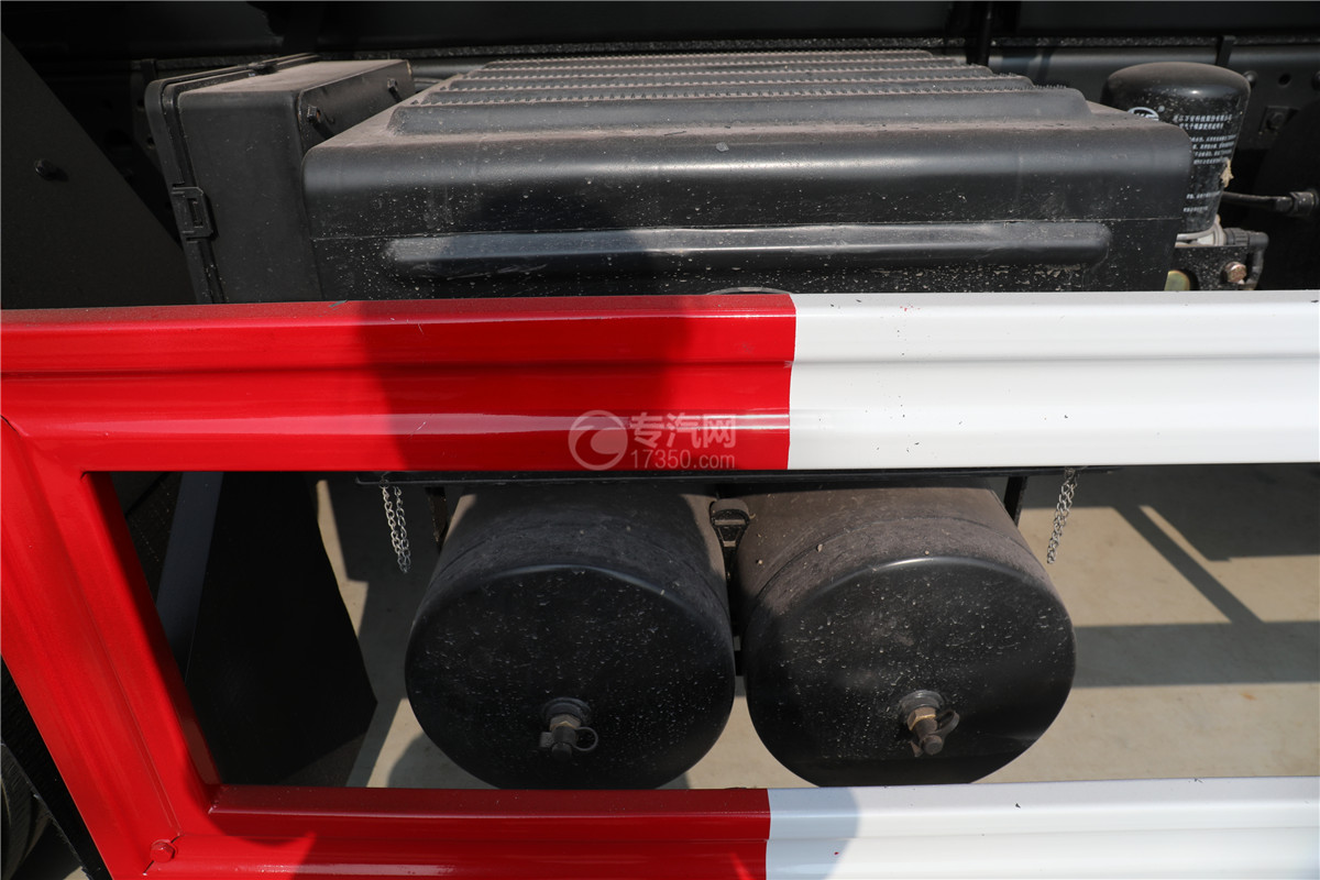 解放焊V前四后六国六18.1方腐蚀性物品罐式运输车（红色）电瓶