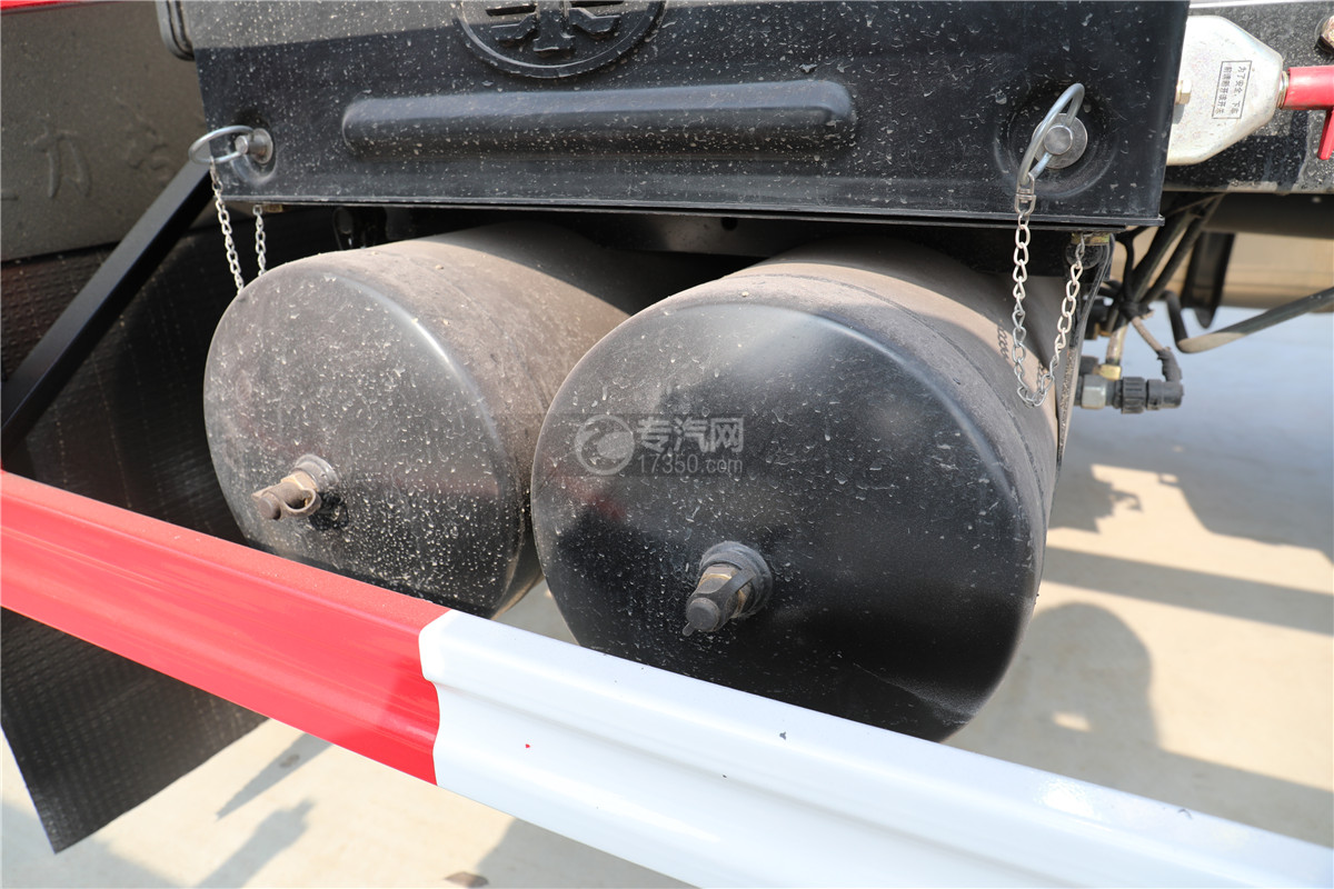解放焊V前四后六国六18.1方腐蚀性物品罐式运输车（红色）气团子