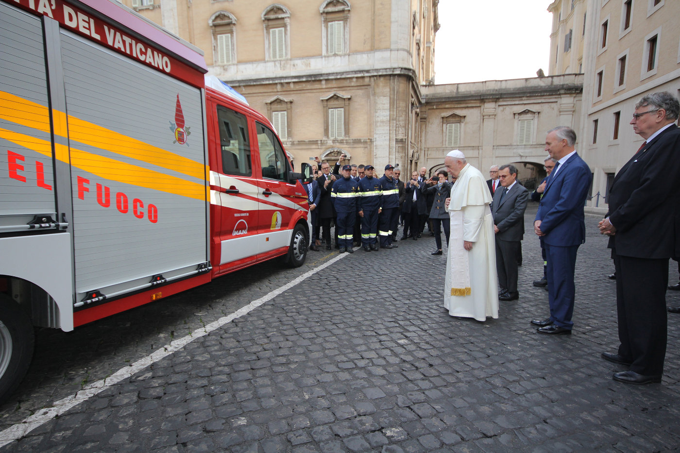 曼恩向梵蒂冈捐赠TGE消防车