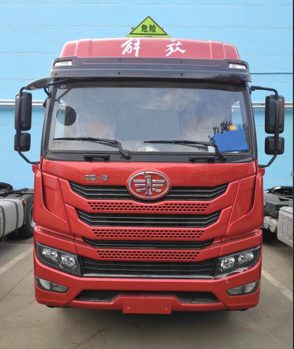 中汽力威牌HLW5313GFW5CA腐蝕性物品罐式運(yùn)輸車