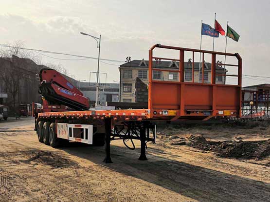 華鄆達(dá)牌FL9402JSQ隨車起重運(yùn)輸半掛車