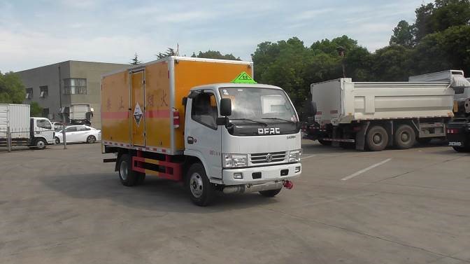 第13批次CLW5073XFW5腐蝕性物品廂式運(yùn)輸車