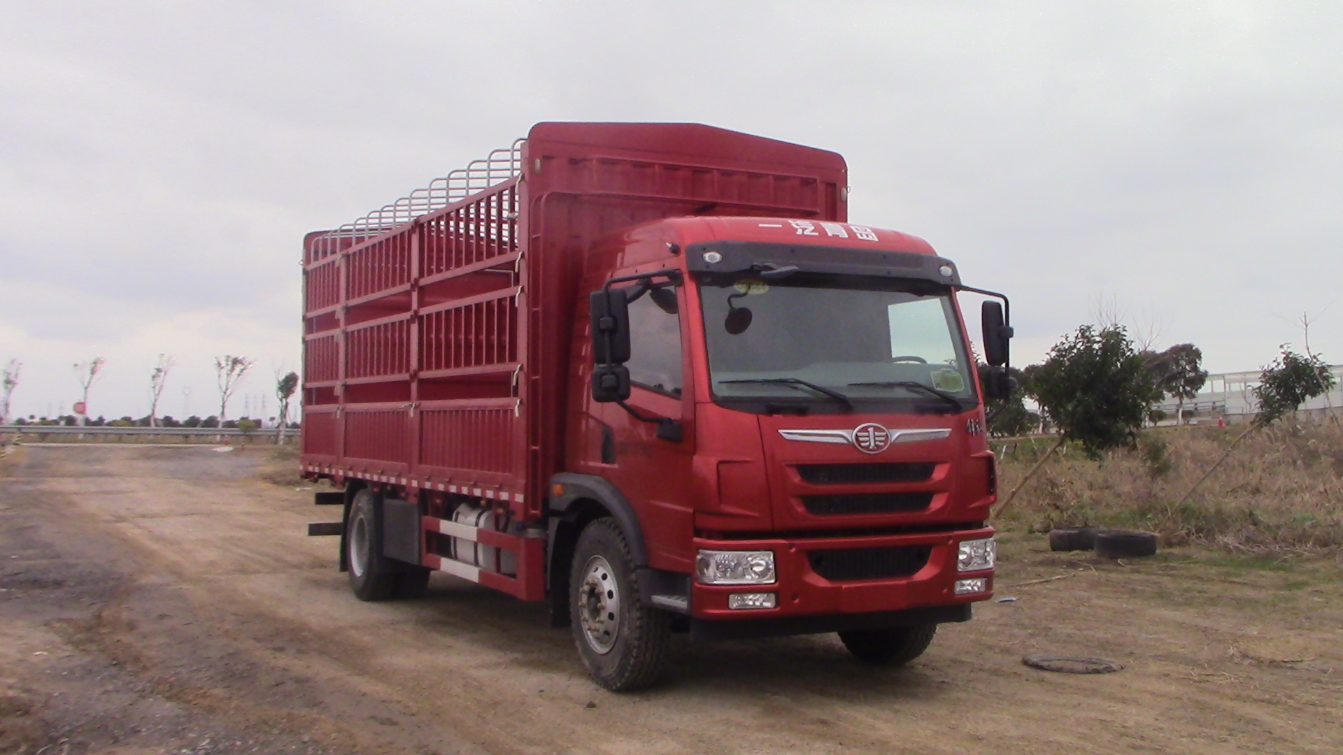 第17批次CA5170CCYPK2L2E5A80倉柵式運(yùn)輸車