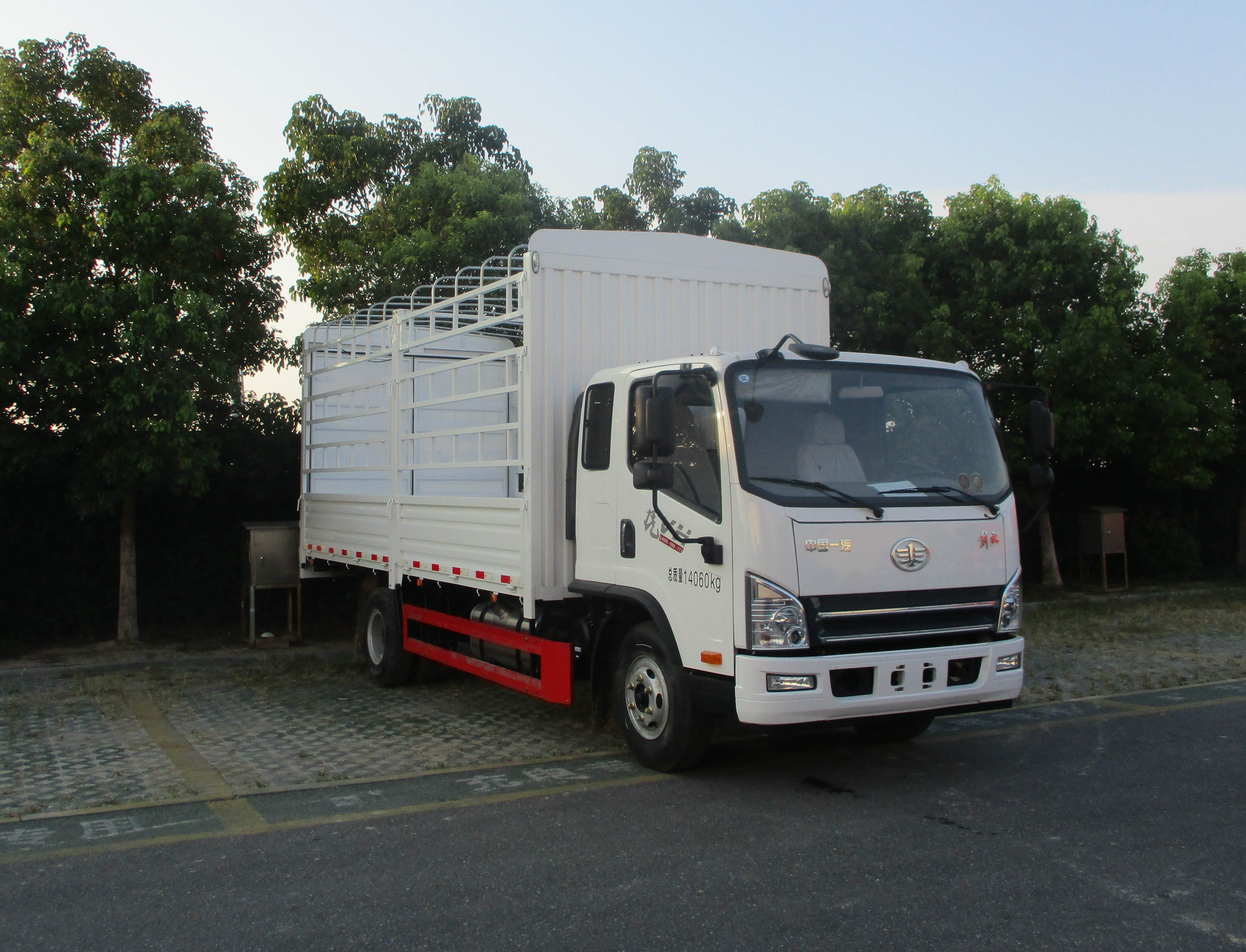 第18批次CA5140CCYP40K2L5E5A85倉(cāng)柵式運(yùn)輸車