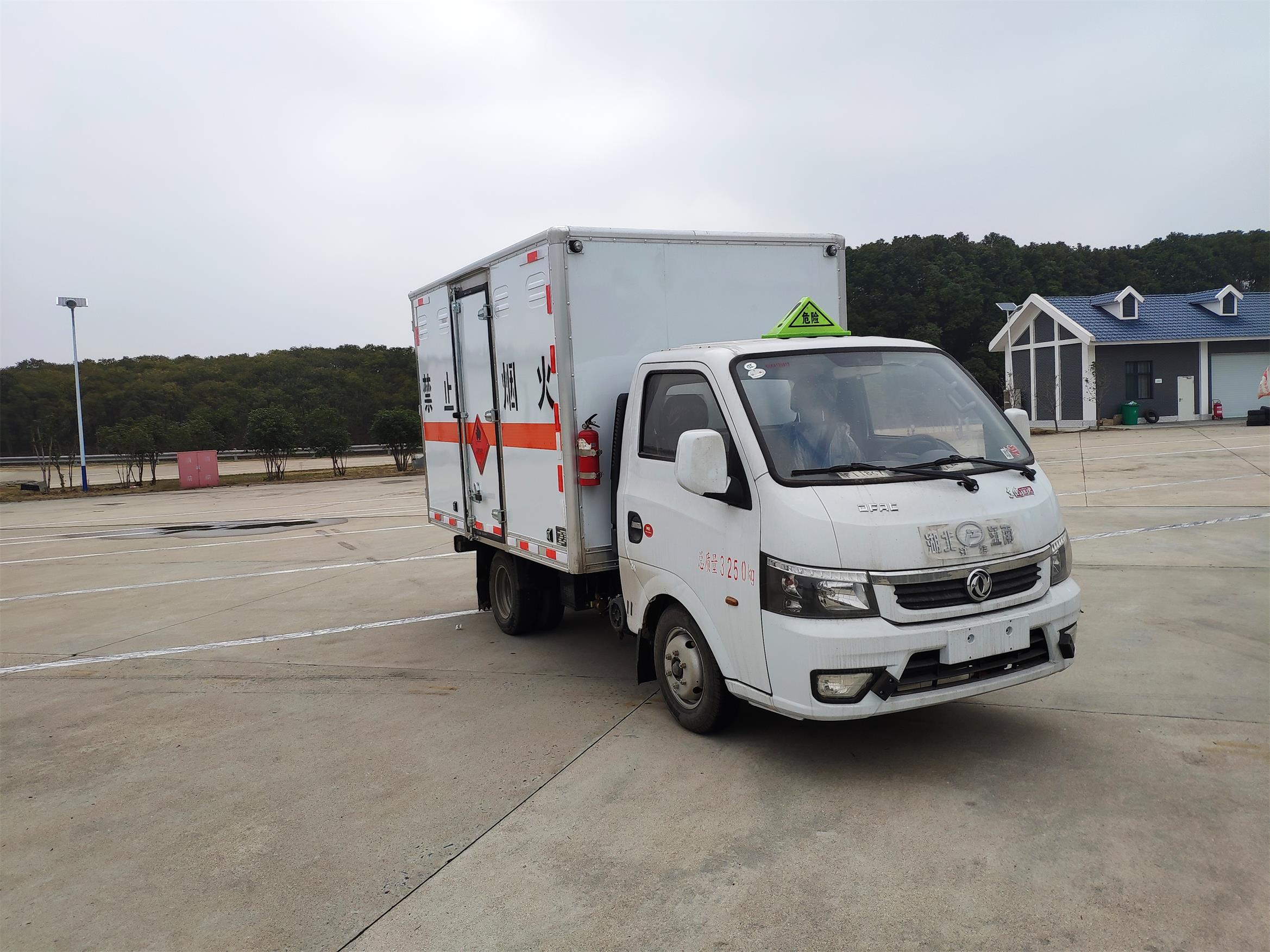 第17批次JDF5030XRYE6易燃液體廂式運(yùn)輸車