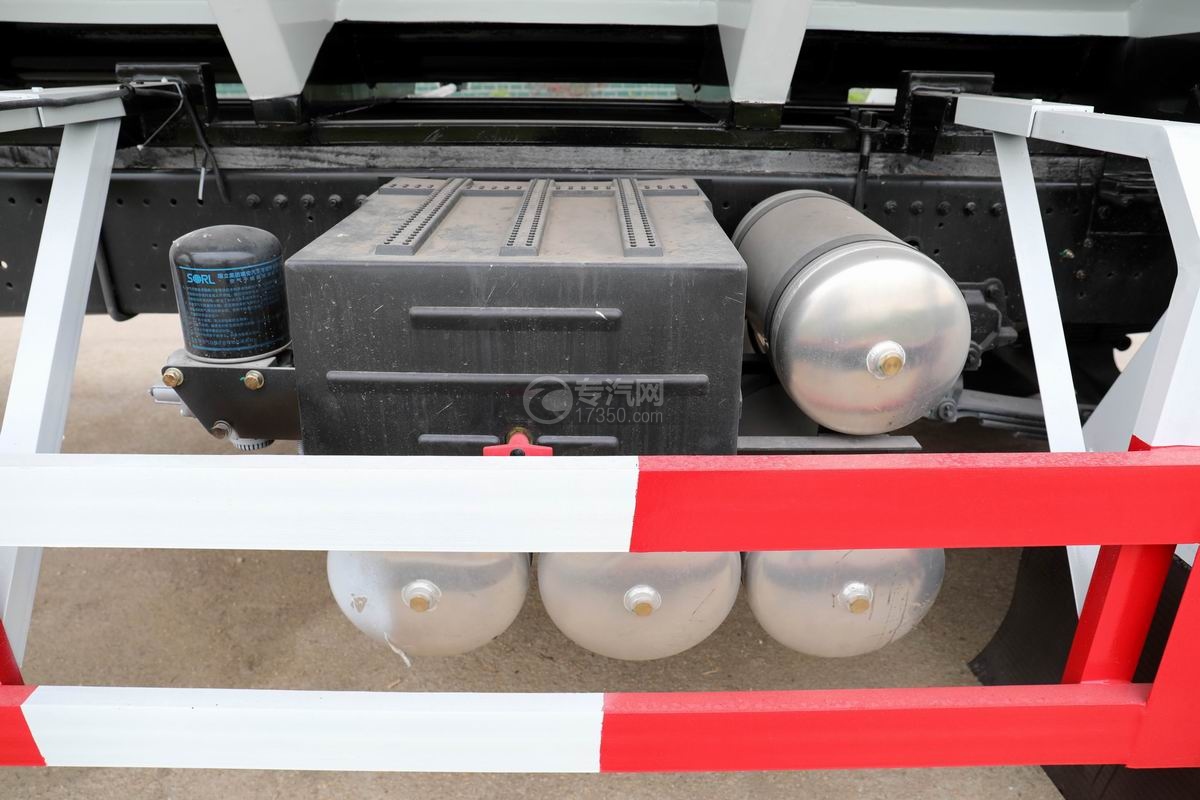 陕汽轩德X6小三轴国五散装饲料运输车蓄电池