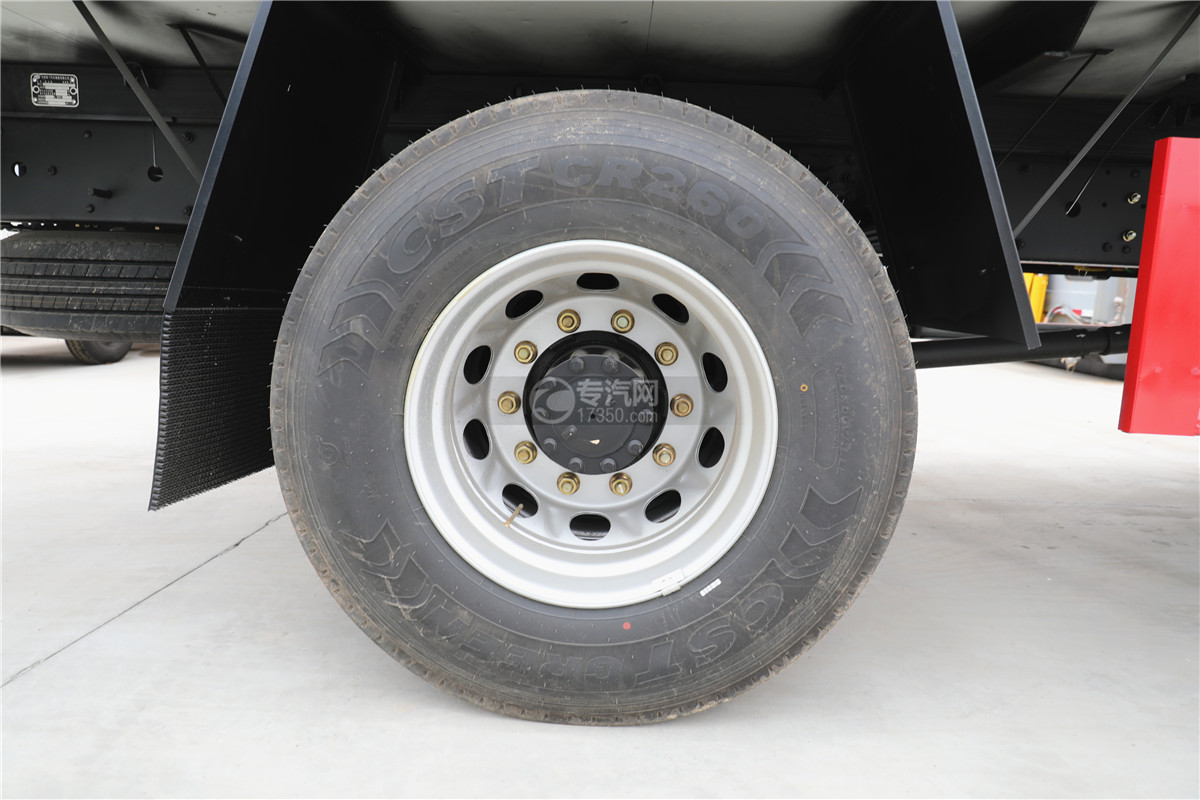 解放J6小三轴国五8.7米冷藏车轮胎