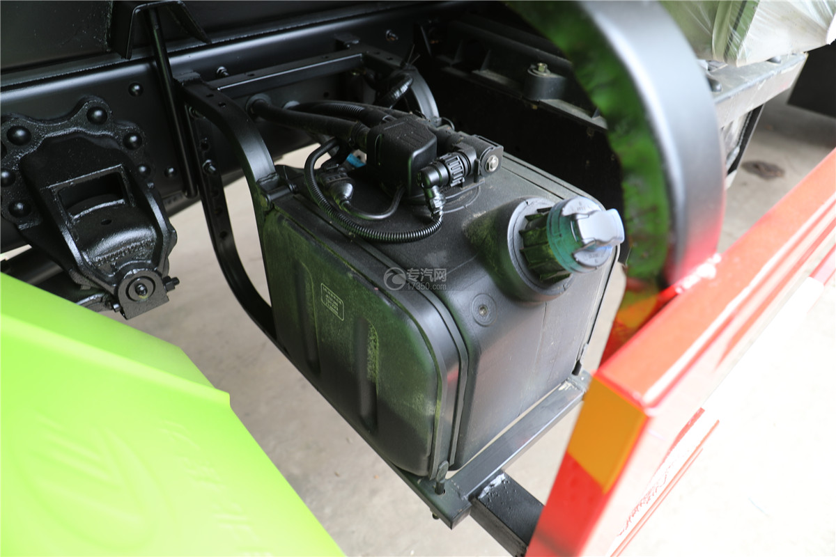 东风福瑞卡F7国六7.43方绿化喷洒车尿素罐