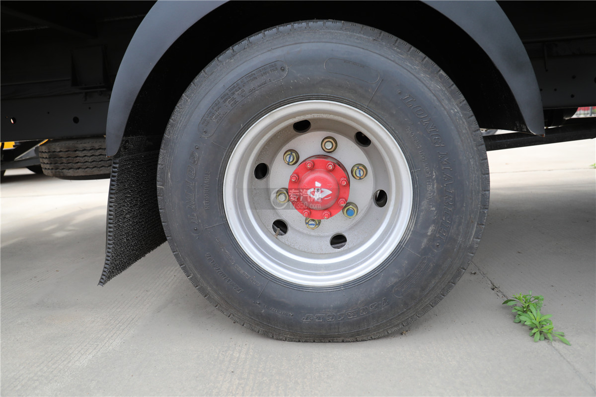 东风多利卡D7国六18米折叠臂式高空作业车轮胎