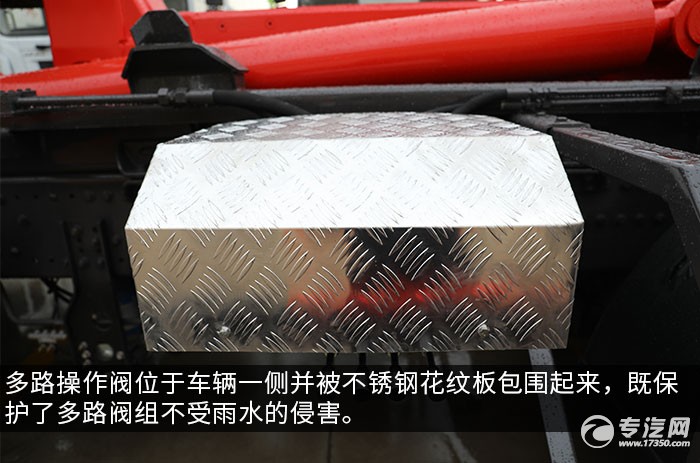 东风天龙KL后双桥车厢可卸式垃圾车评测多路操作阀