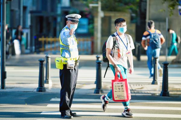 返校首日，广州交警出动3100余警力全程护航