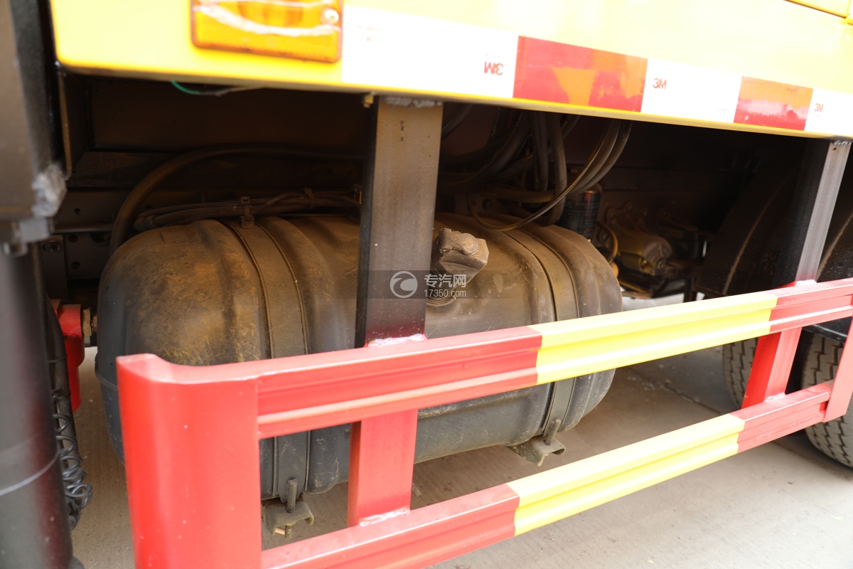 解放虎VR国六13.5米折叠臂式高空作业车油箱