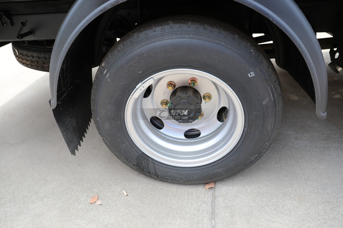 福田时代小卡之星3双排14米折叠臂式高空作业车轮胎