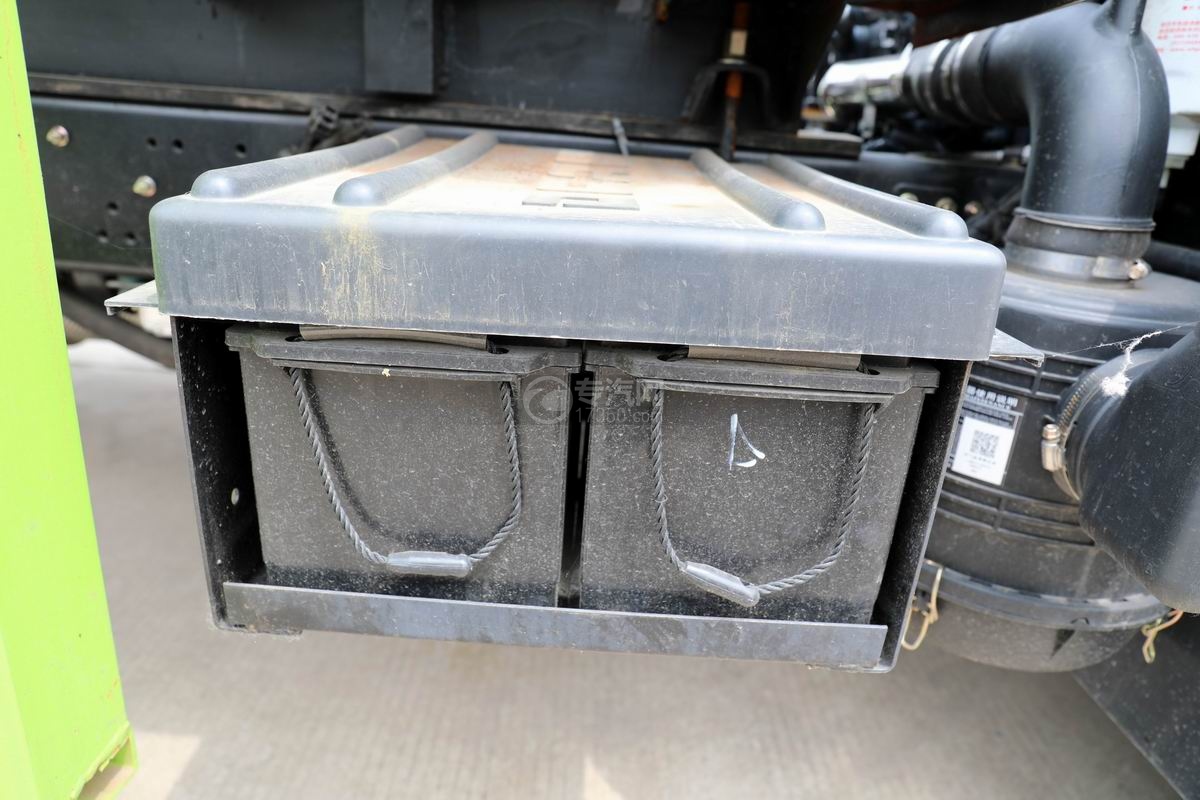 国六东风多利卡D6自装卸式垃圾车蓄电池