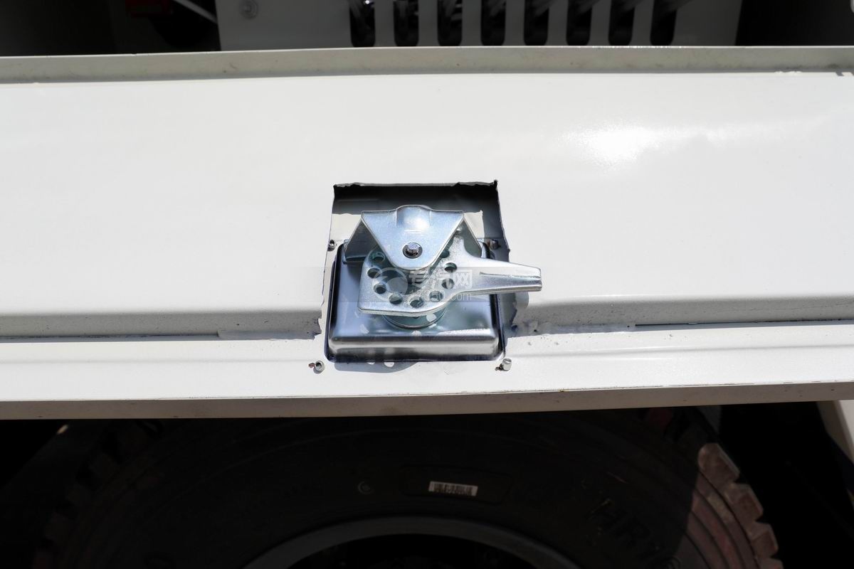 解放J6L单桥拖吊联体清障车(白色)操作箱门细节