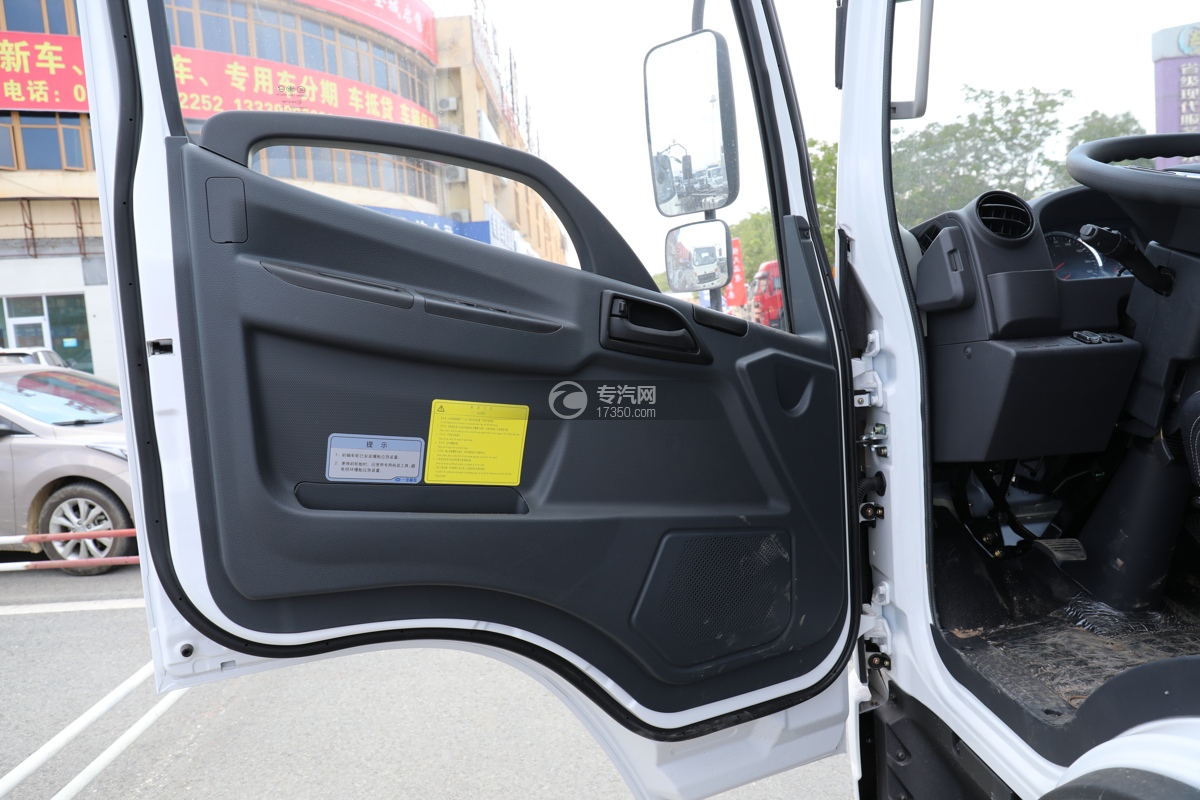 解放虎VH国五5.15米危险品厢式运输车电动玻璃