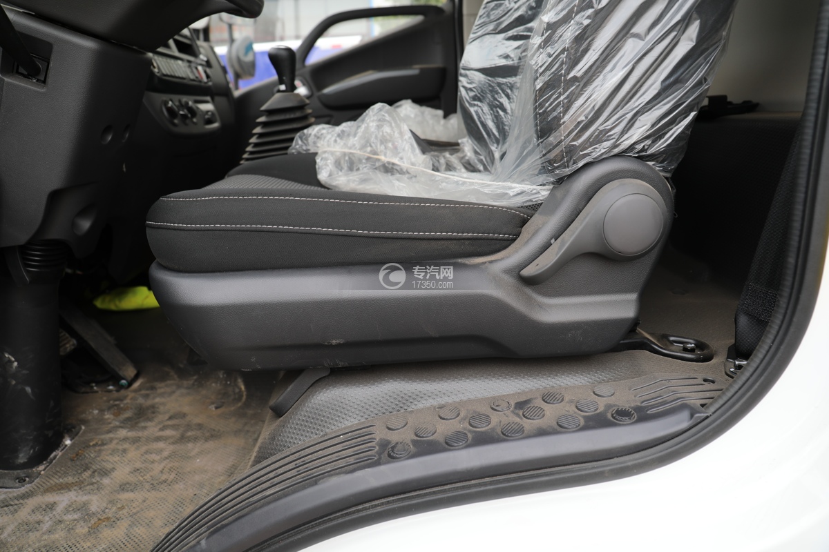 福田欧马可S1国六4.1米易燃液体厢式运输车主驾座椅