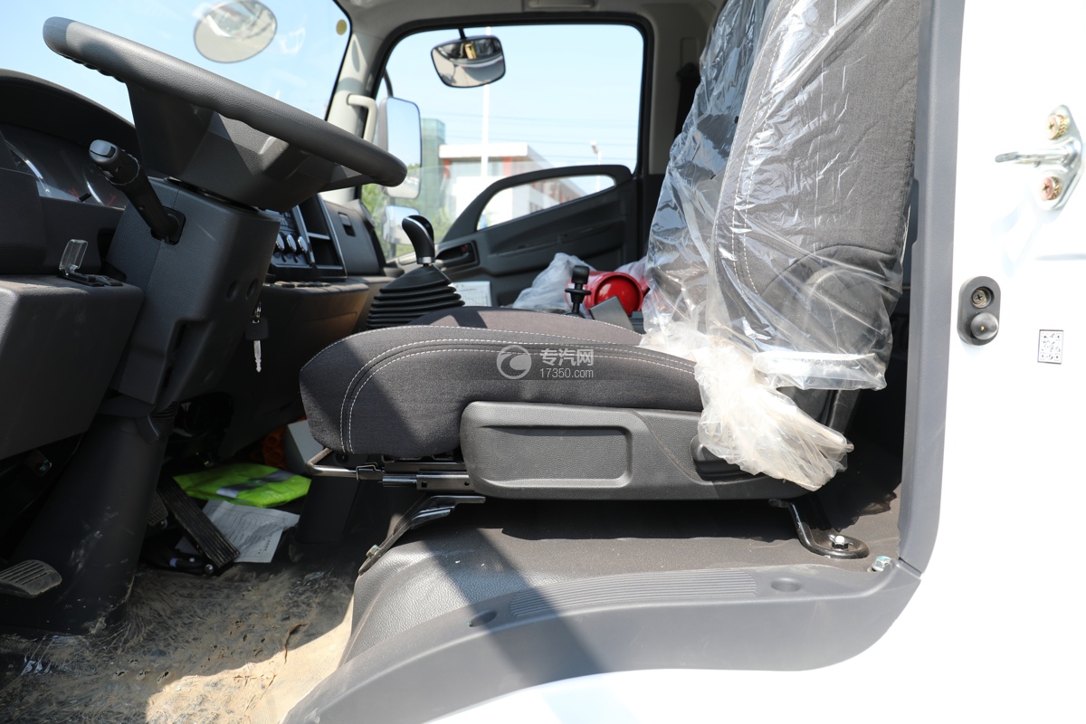 解放虎VH国五5.1米气瓶运输车驾驶室座椅